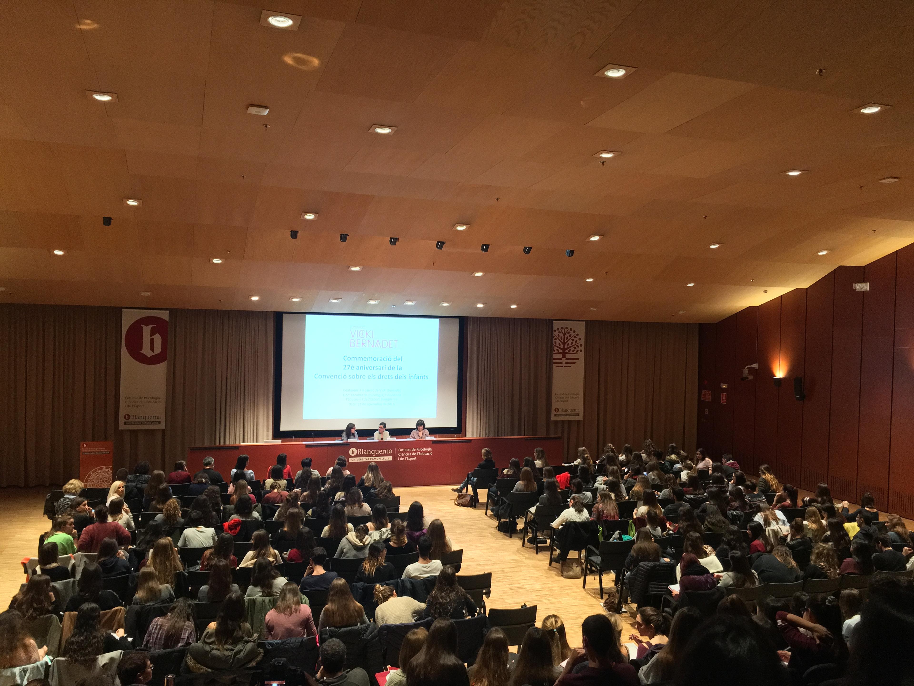 Vicki Bernadet habla a los estudiantes