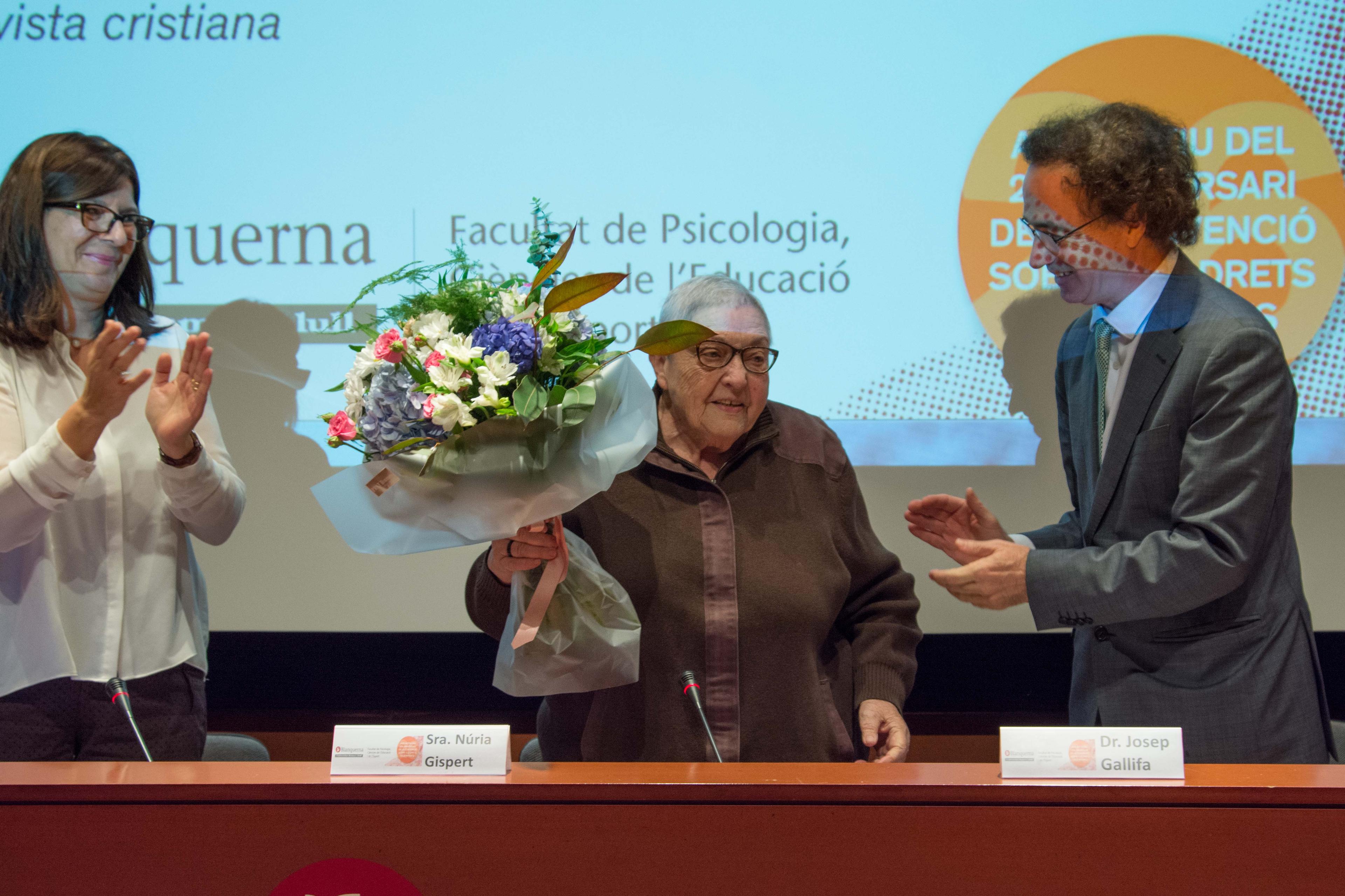Commemoració Drets dels Infants. La Sra. Núria Gispert i Feliu rep un ram de flors del Dr. Josep Gallifa, Degà de la Facultat