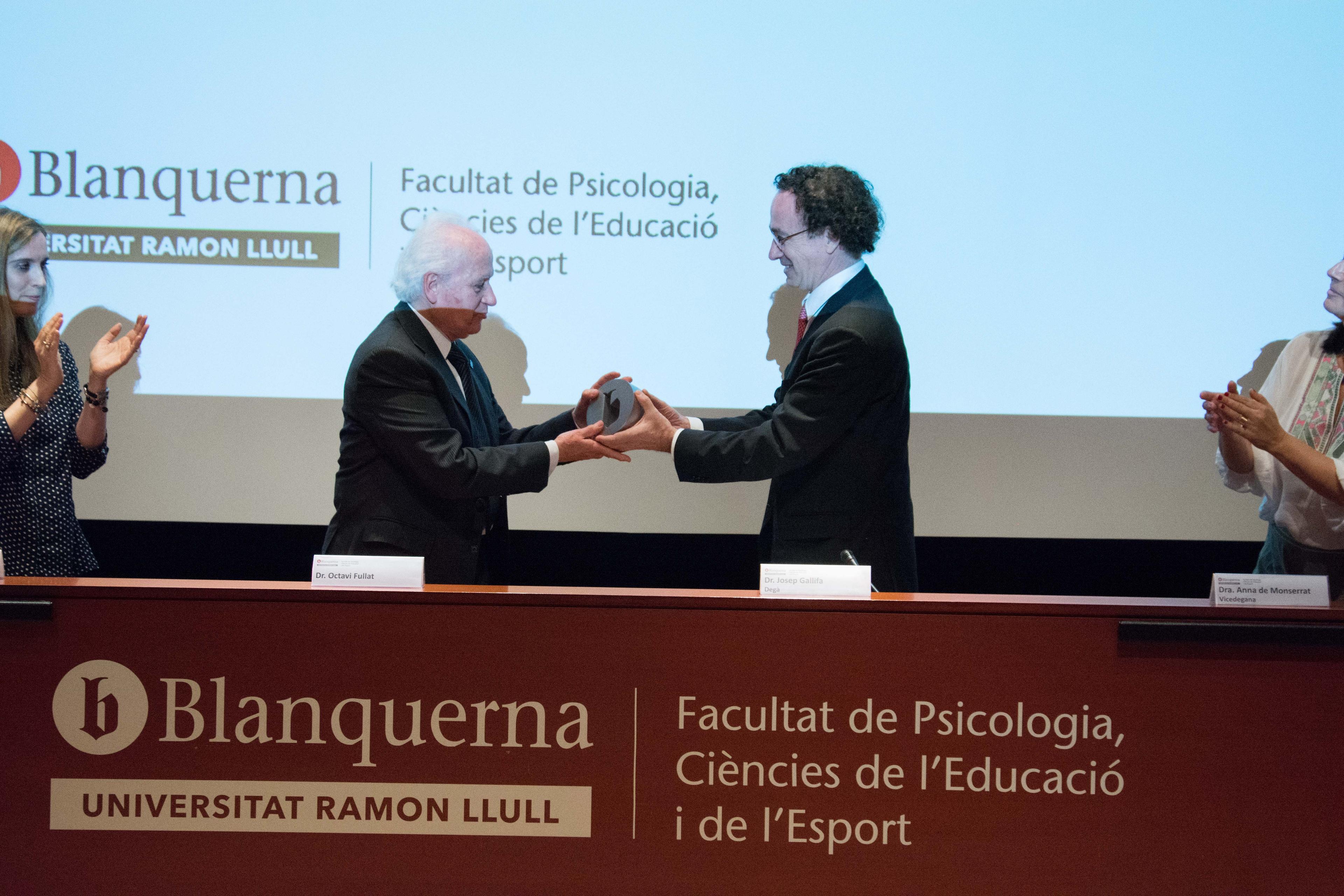 El Dr. Josep Gallifa entrega el Premio Blanquerna Educación al Dr. Octavi Fullat