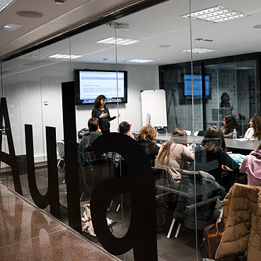 Spanish Journalist Samanta Villar Offers a Class in the Masters in Advanced Journalism