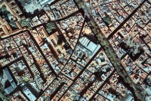 La Facultat dona 50 ordinadors a entitats del Raval