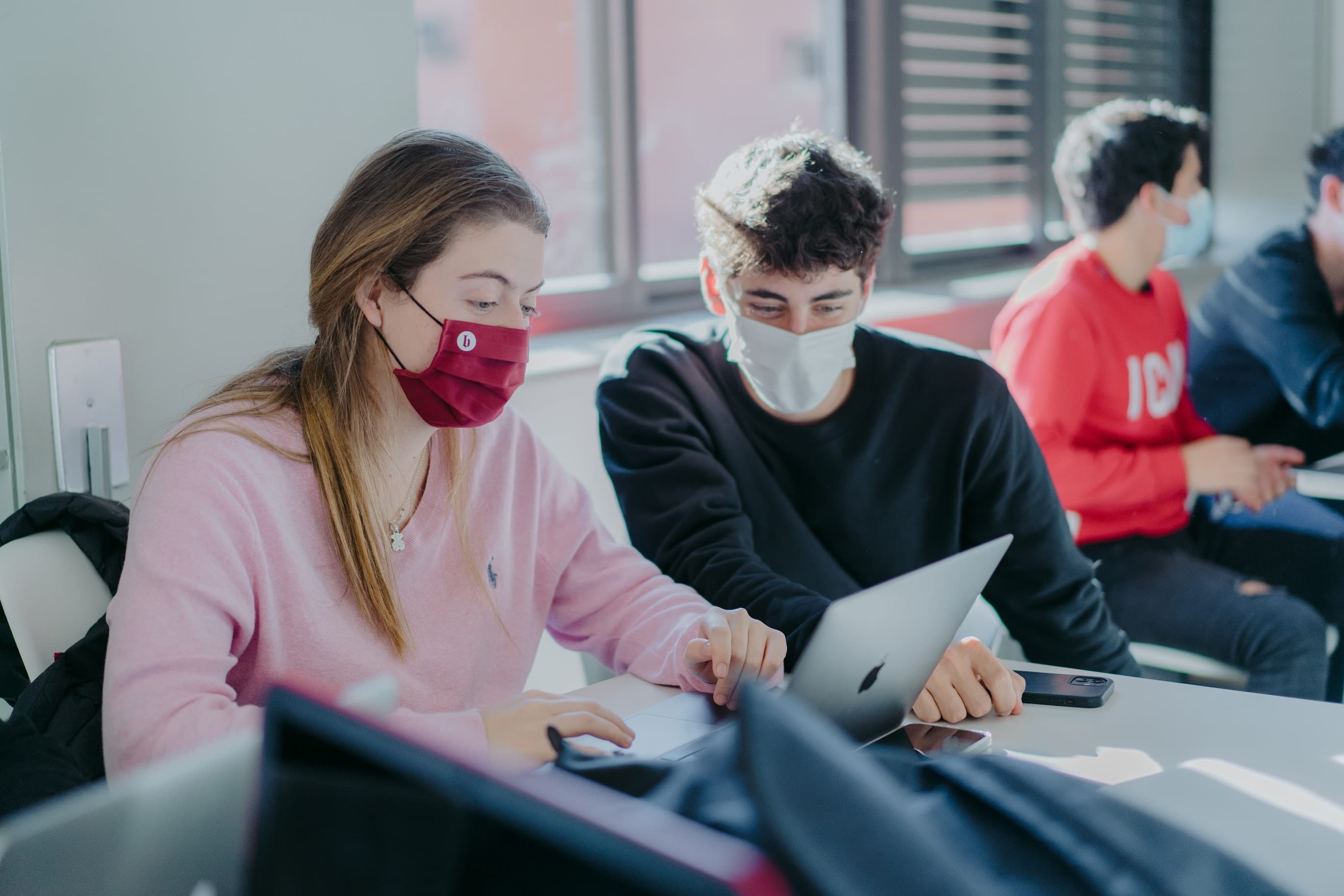 Alumnes miren el portàtil a l'aula