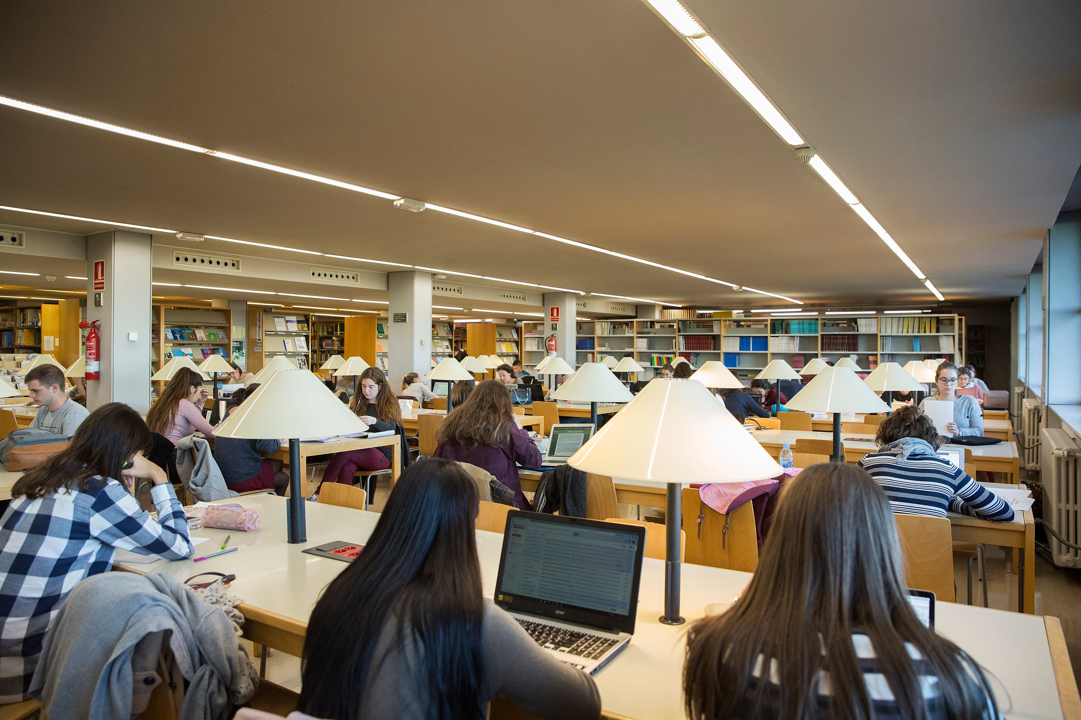 taules de la biblioteca de la FPCEE
