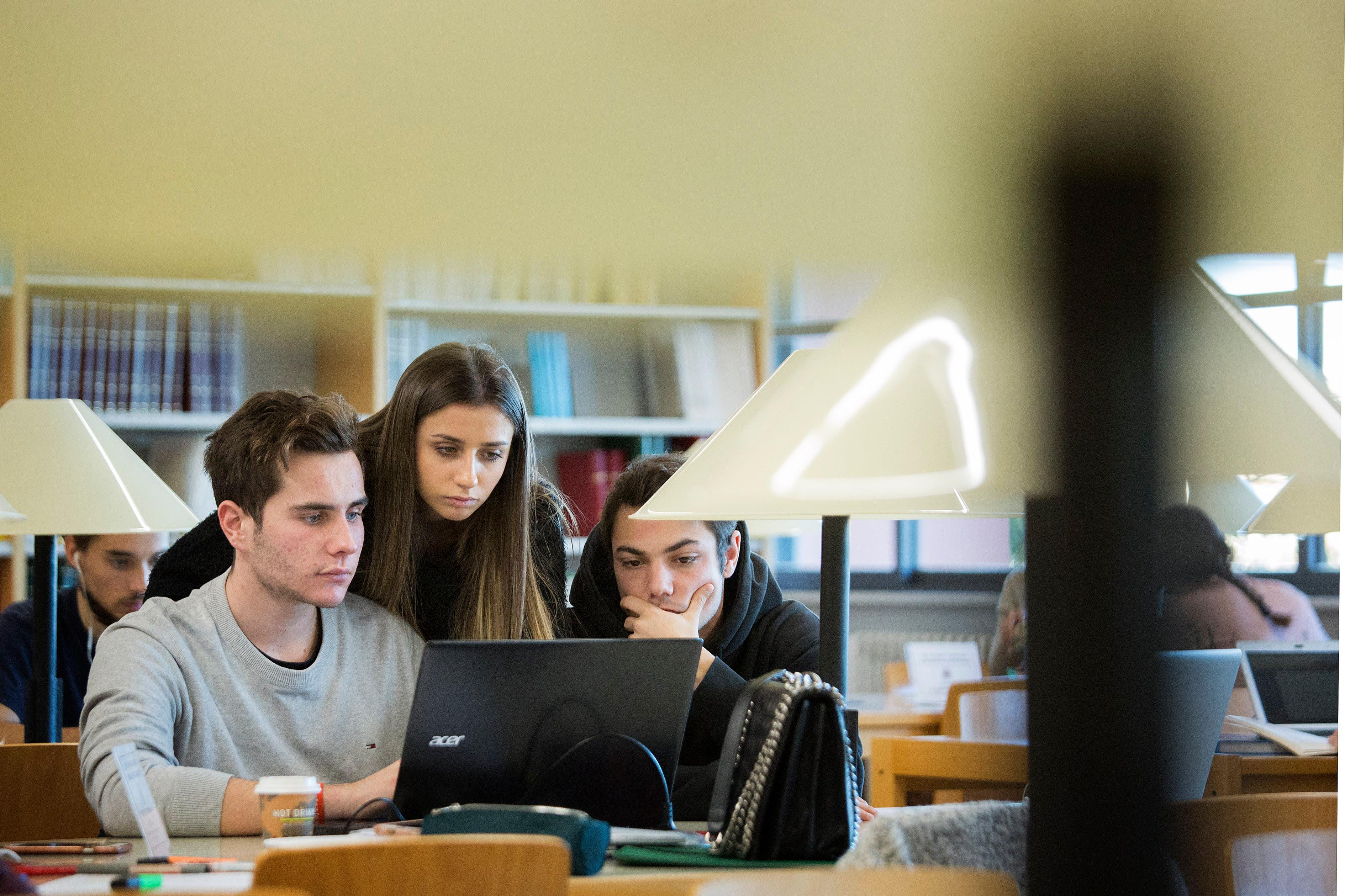 alumnes amb ordinador a la biblioteca fpcee