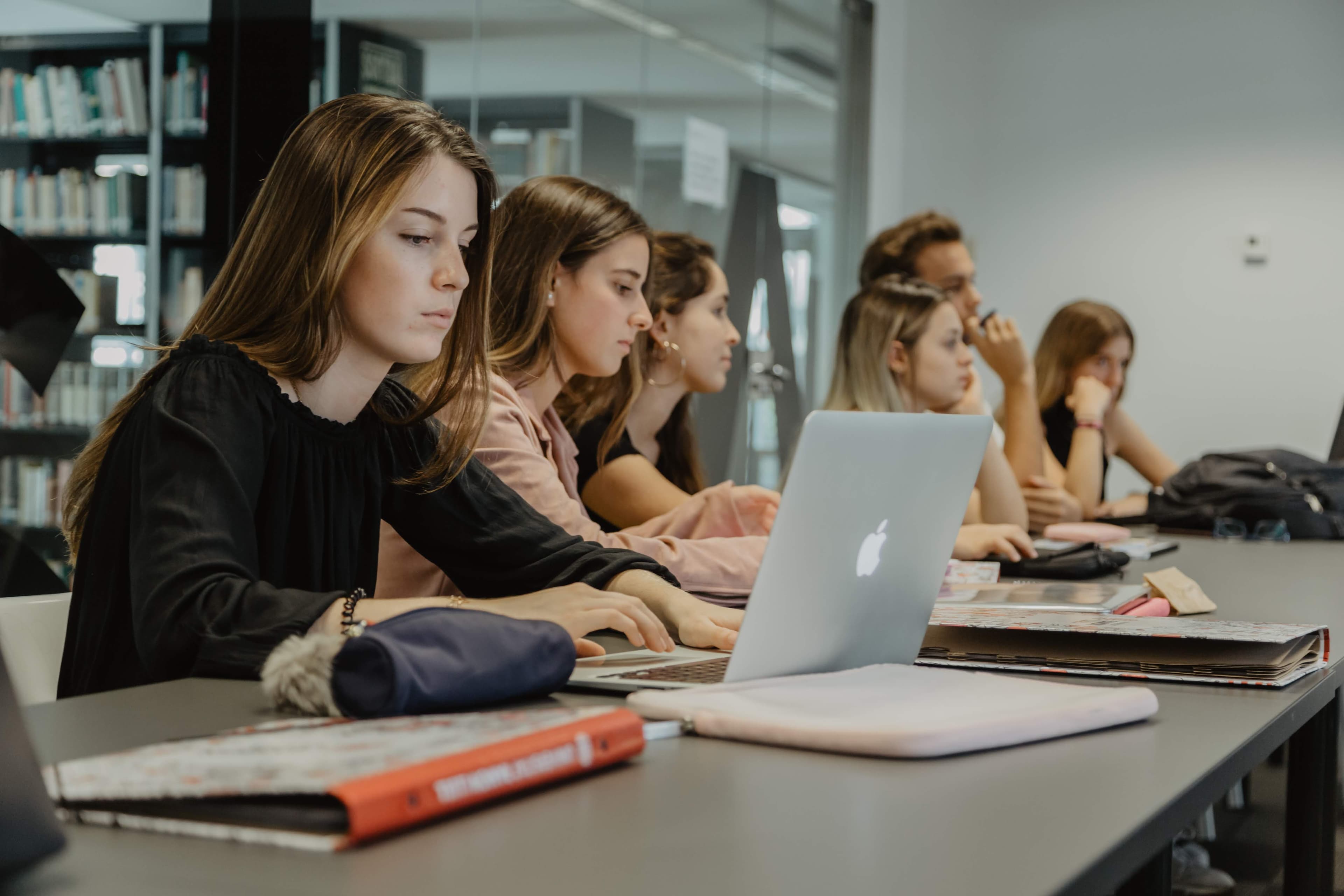 Estudiants a classe davant ordinador