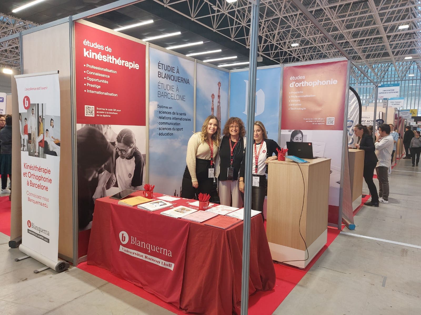 Equip assistent al Saló de l'estudiant de Toulouse, a l'àrea de Salut