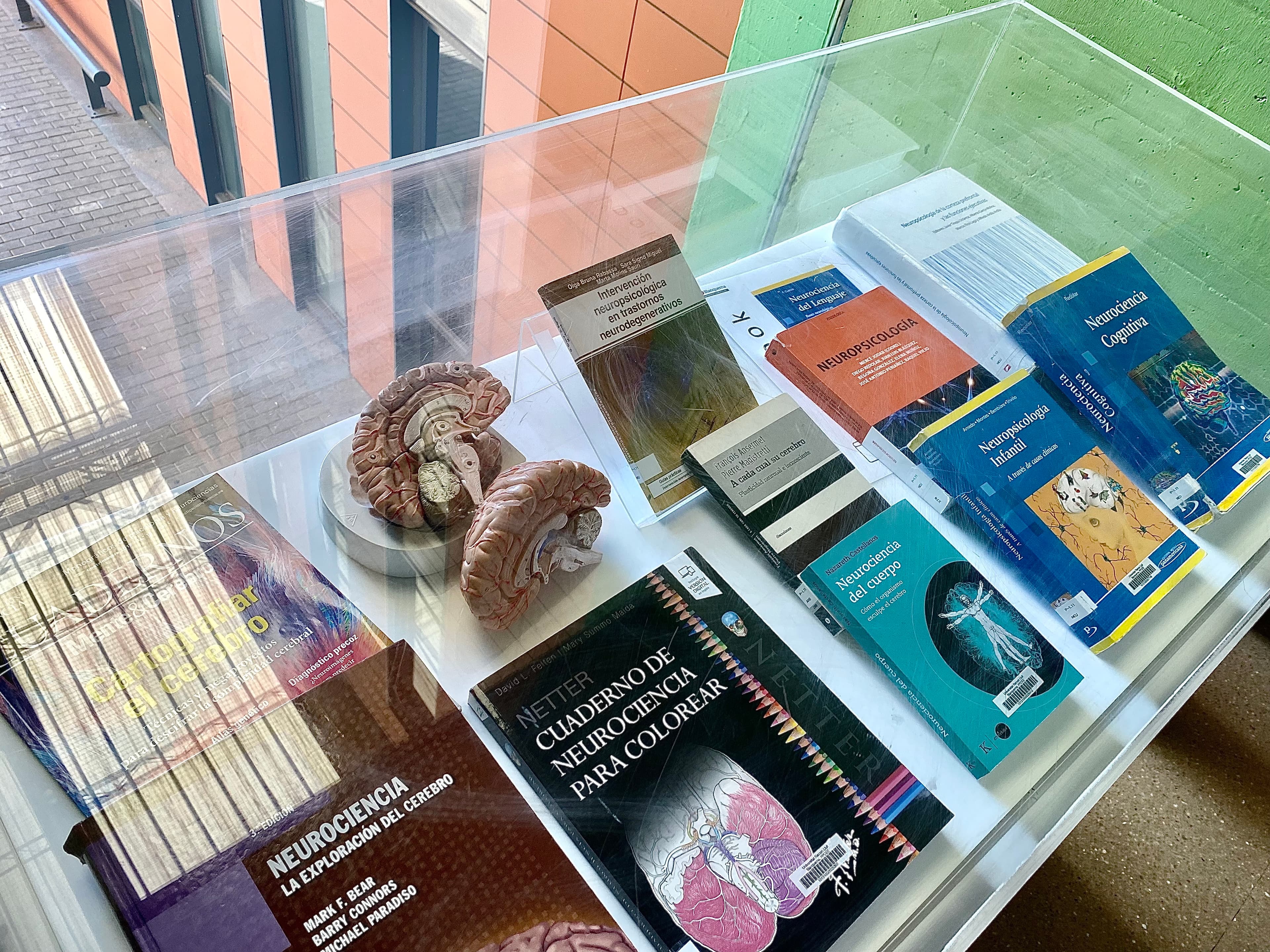 FPCEE - Expo Neurociència Psicologia Biblioteca