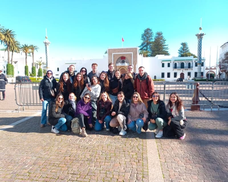 El doctor Lluís Costa, el doctor Alain Blomart i divuit estudiants en un viatge de sensibilització i voluntariat al Marroc.