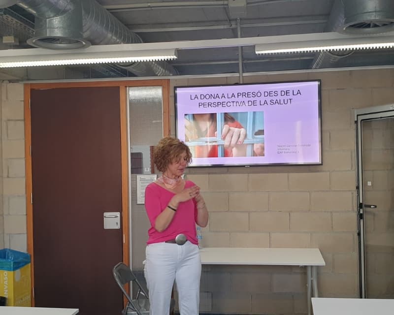 Noemí Carreras, professora d'Infermeria de la Facultat de Ciències de la Salut Blanquerna-URL, instruint als estudiants del títol d'expert universitari en Infemeria en el Medi Penitenciari, en un activitat sobre l'atenció a la dona i als fills que entren a la presó.