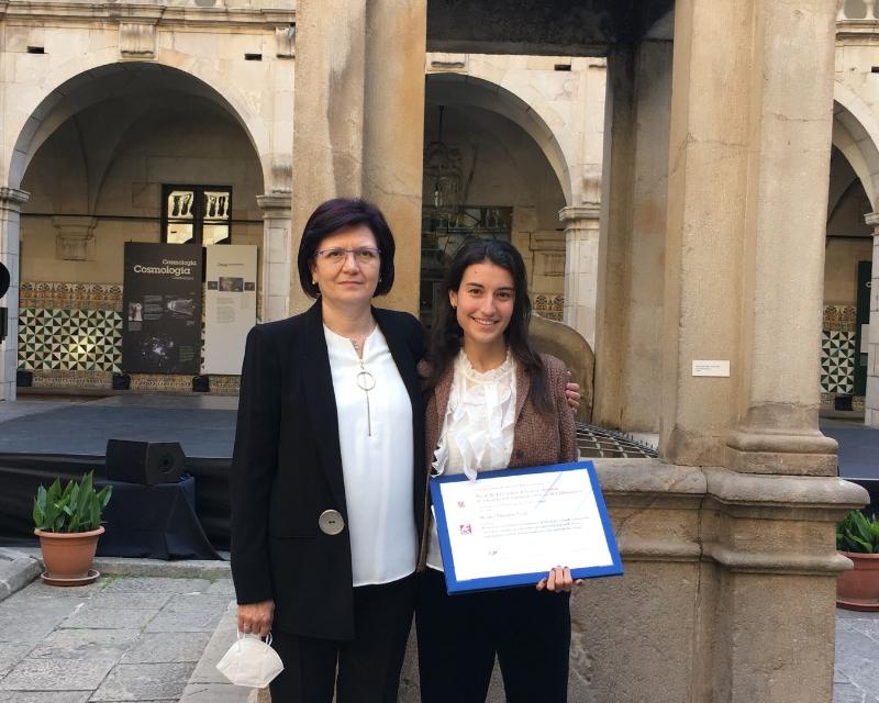 Regina Puiggrós, alumni del grau en Nutrició Humana i Dietètica, i la tutora del seu Treball Final de Grau, la professora Dolors Zomeño, amb el Premi M. del Carmen de la Torre Boronat.