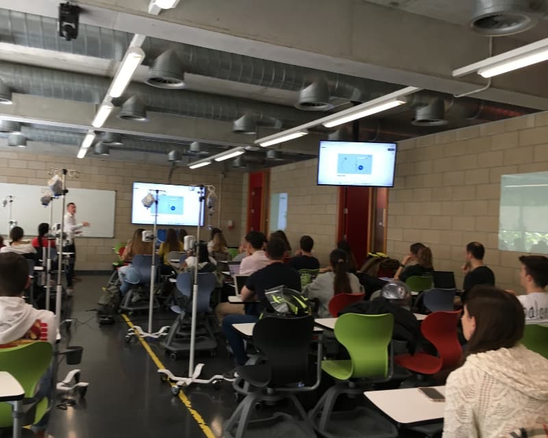 Xerrades per als estudiants de tercer curs del grau en Nutrició Humana i Dietètica, alumnes assentats a l'aula reben una formació.