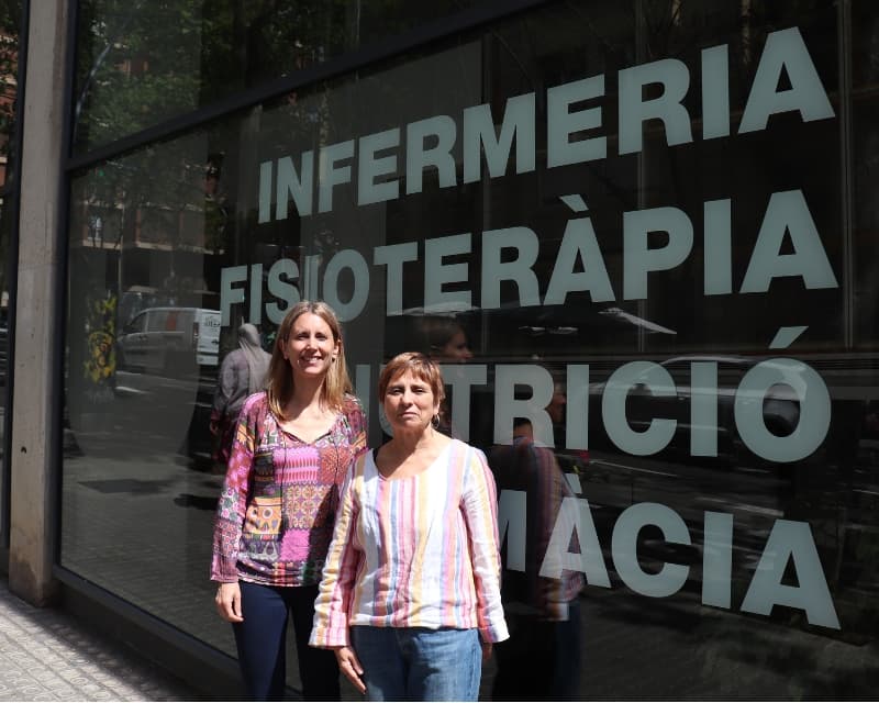 La Dra. Clara Prats, padrina de la graduació d'enguany, i la Dra. Conxita Mestres, degana de la Facultat de Ciències de la Salut.