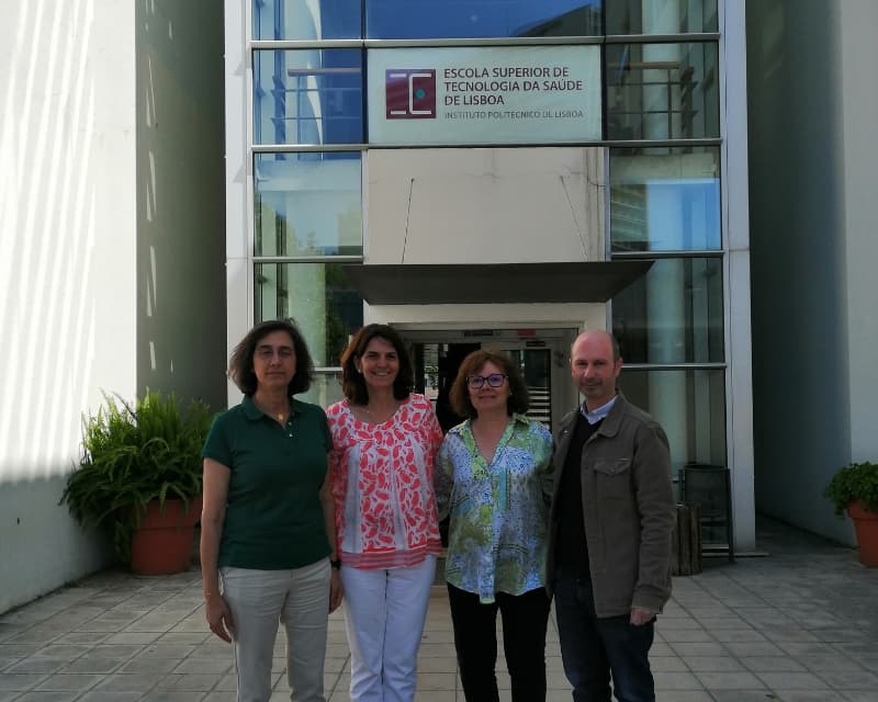 Olga Oliver i Anna Cobos, membres del PAS de la Facultat de Ciències de la Salut Blanquerna-URL, davant l'Escola Superior de Tecnologia da Saúde de Lisboa (Portugal) en una visita institucional.