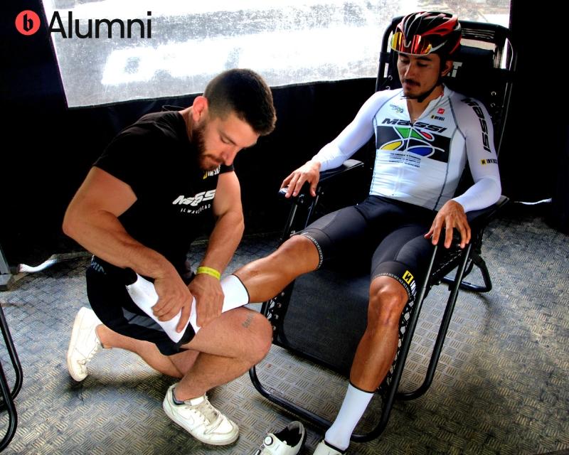 L'Alumni Fernando Aguilera fent un tractament al Campió Panamericà Gerardo Ulloa, de l'equip Massi UCI MTB Team.