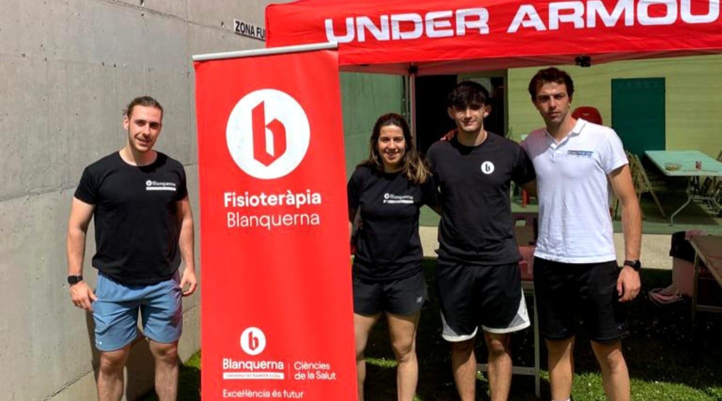 Alumnes de quart curs del grau en Fisioteràpia a la XTrail de Camprodon, realitzant el Servei de Fisioteràpia per als participants de la cursa.