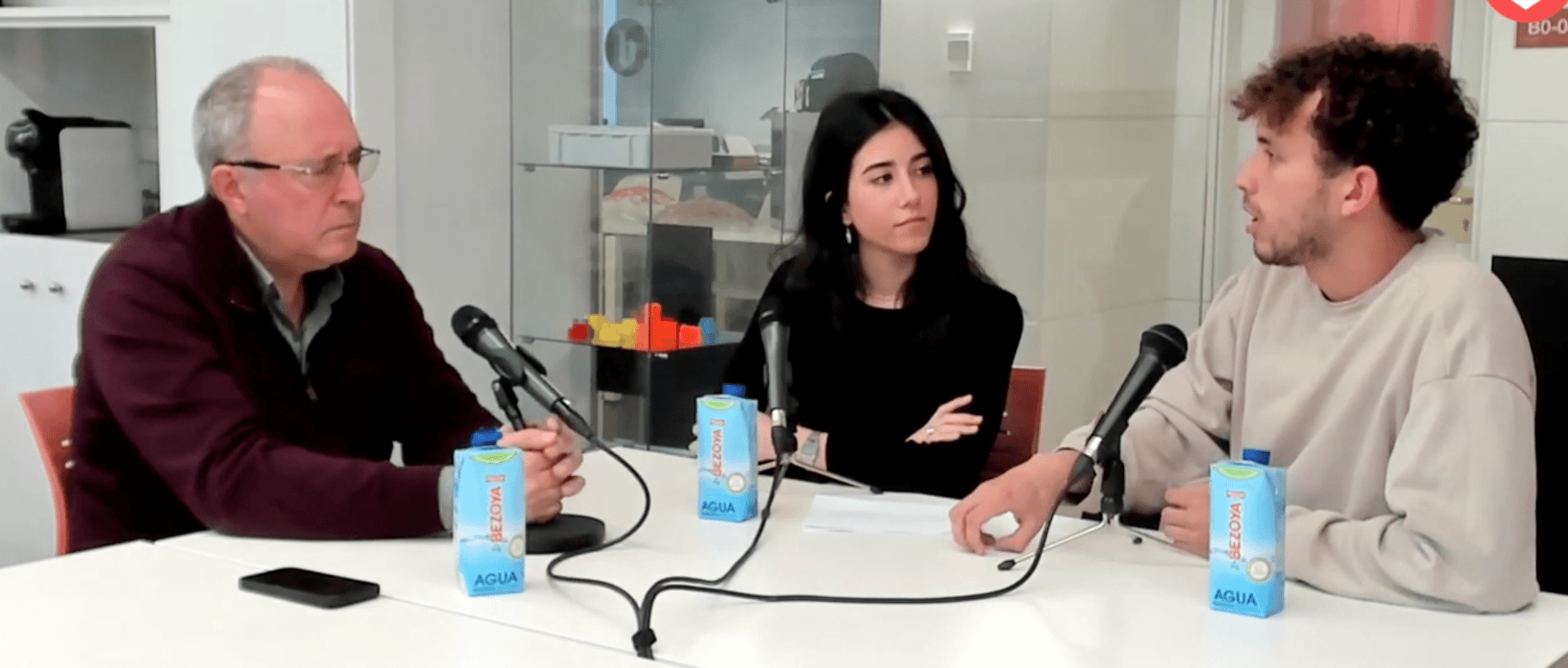 L'Eduard i l'Estel parlen amb el Dr. Jordi Riera sobre la comissió dels drets dels infants.