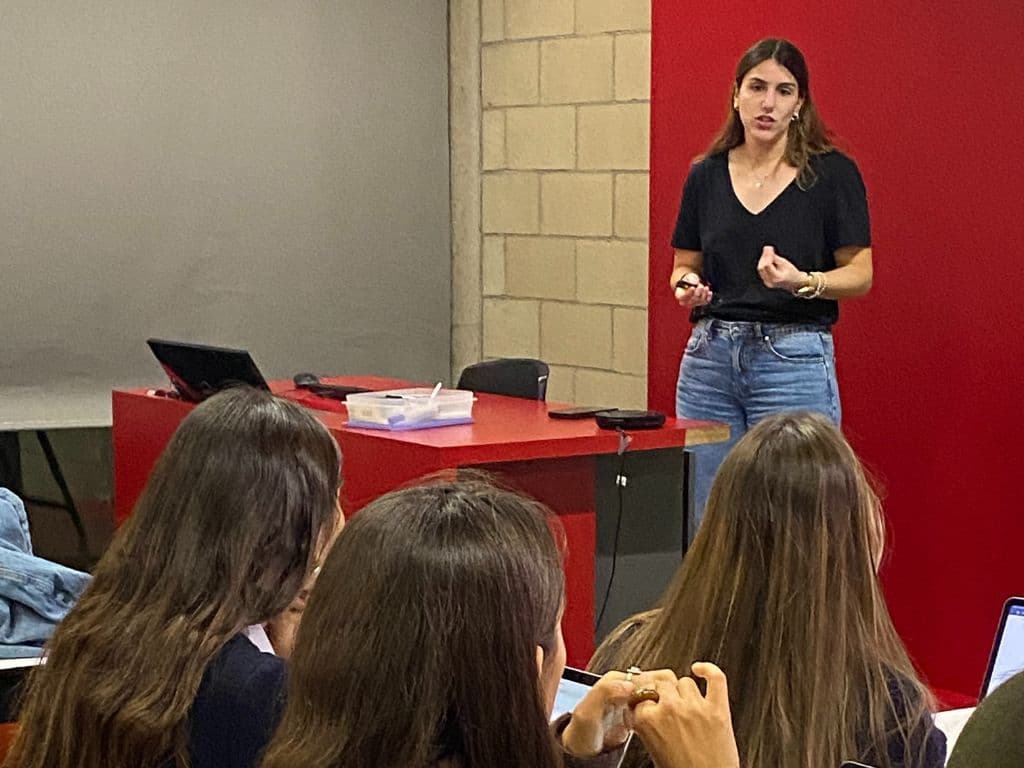 L'alumni Paula Vilés durant la sessió