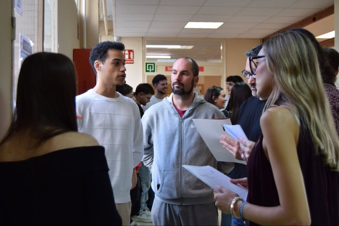 Alumnat presentant els seus pòsters