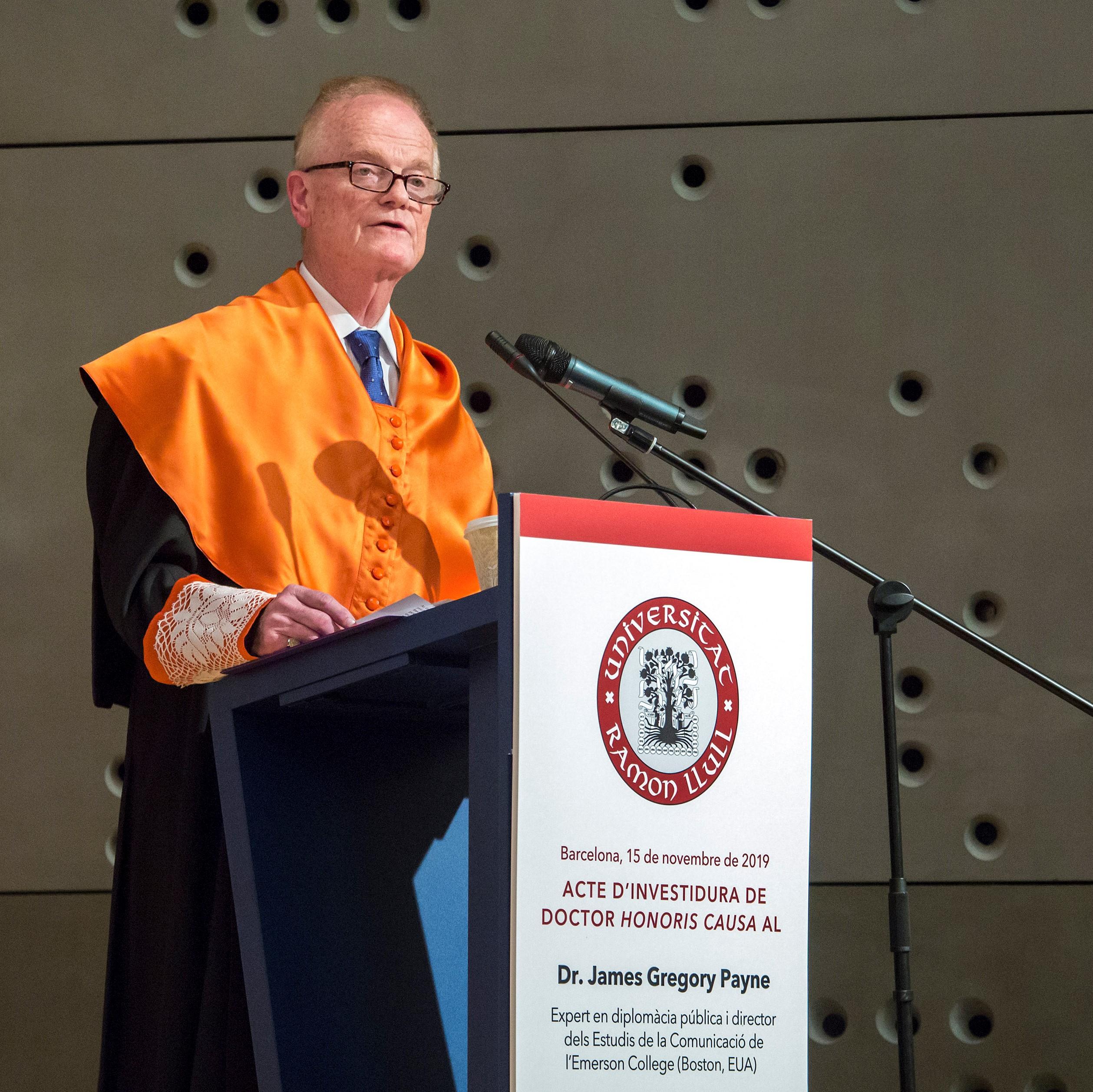URL inviste doctor honoris causa al experto en diplomacia James Gregory Payne