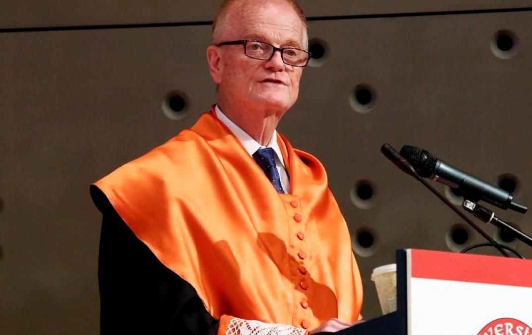 L’expert en diplomàcia pública James Gregory Payne, investit doctor honoris causa per la URL