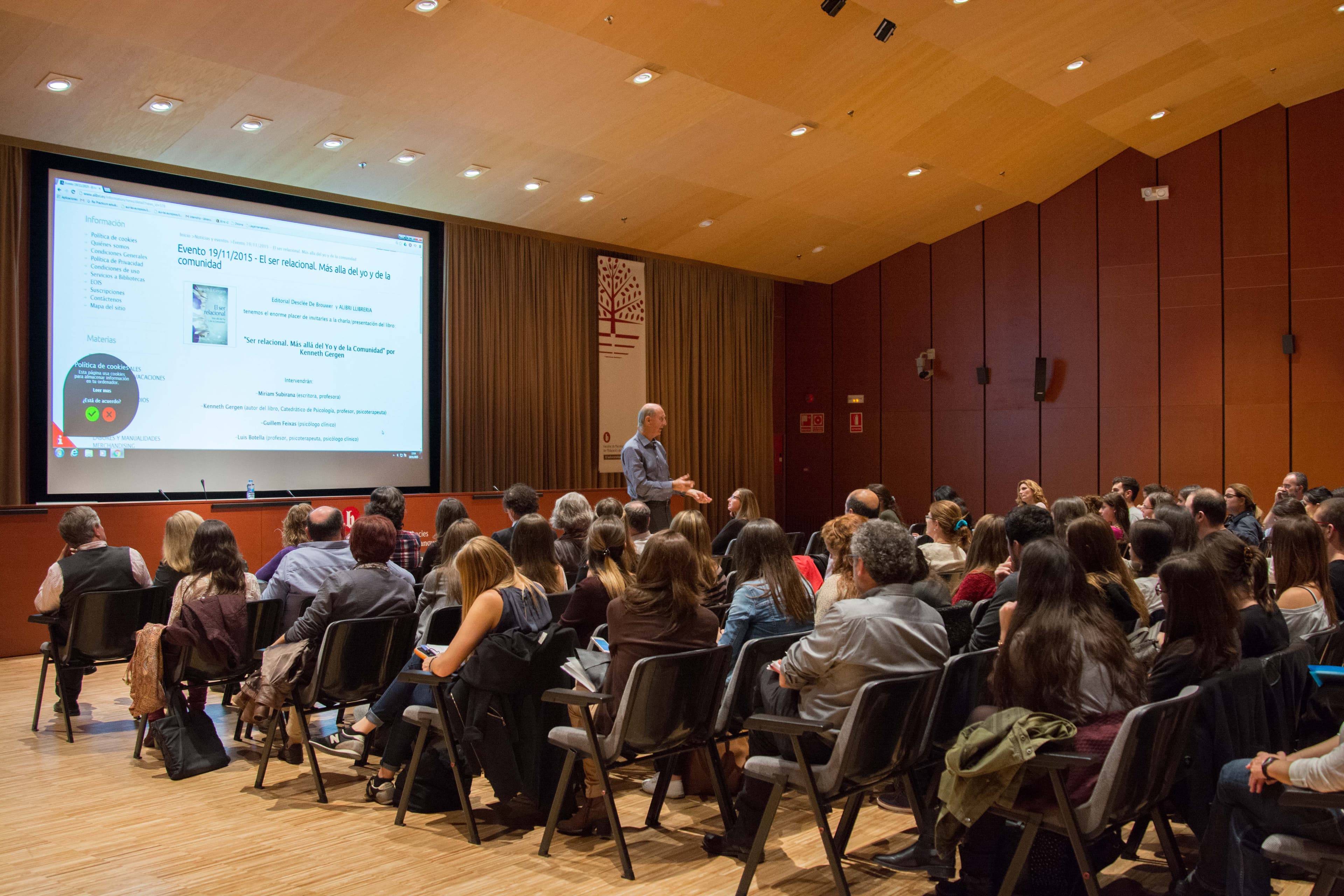 El profesor Kenneth J. Gergen hablando de las Relaciones Humanas