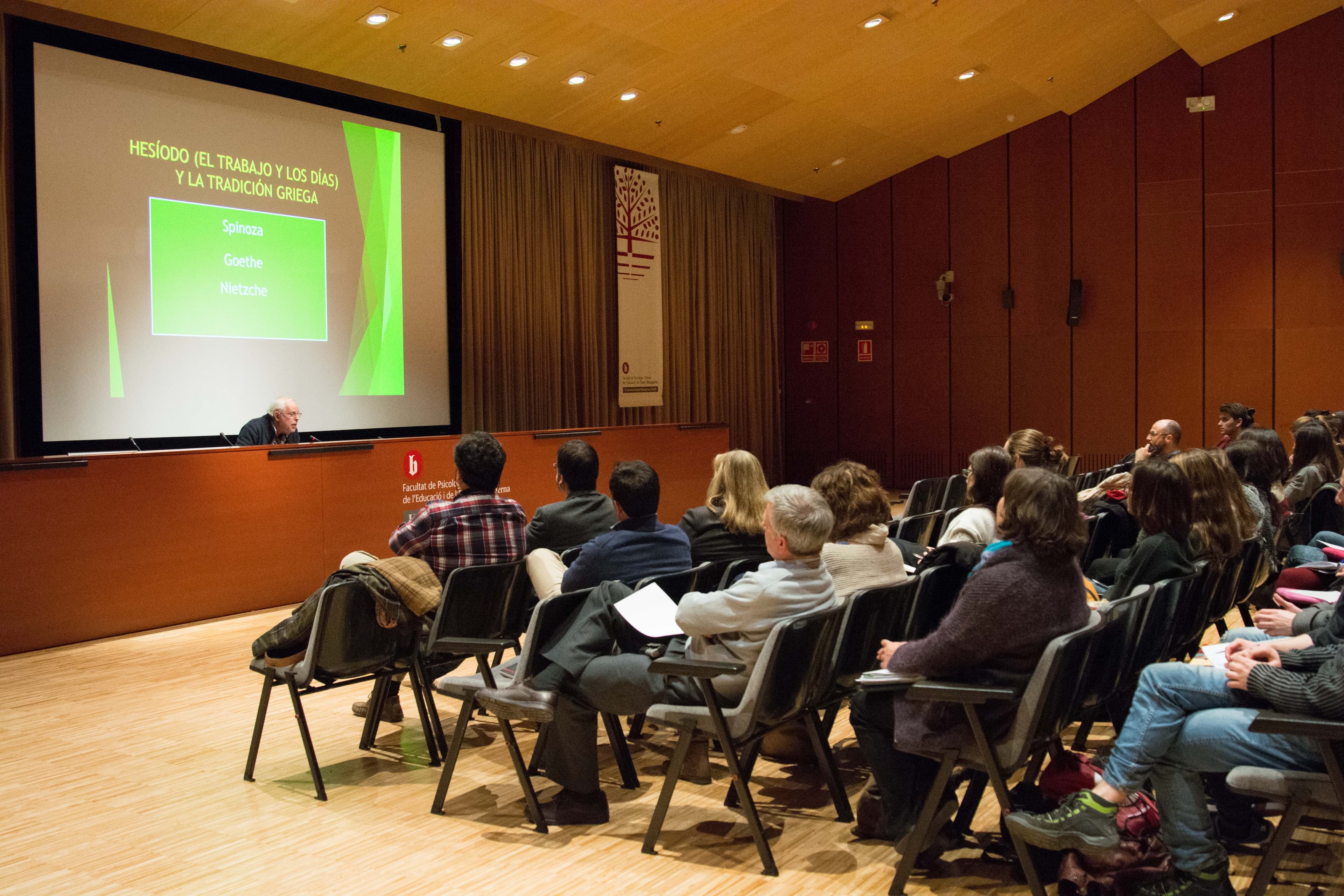 Dr. Héctor Fernández-Álvarez impartint conferència "La esperanza en Psicología"