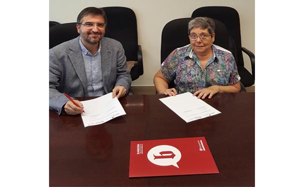 Sergi Corbella i Montserrat Espinalt signant conveni