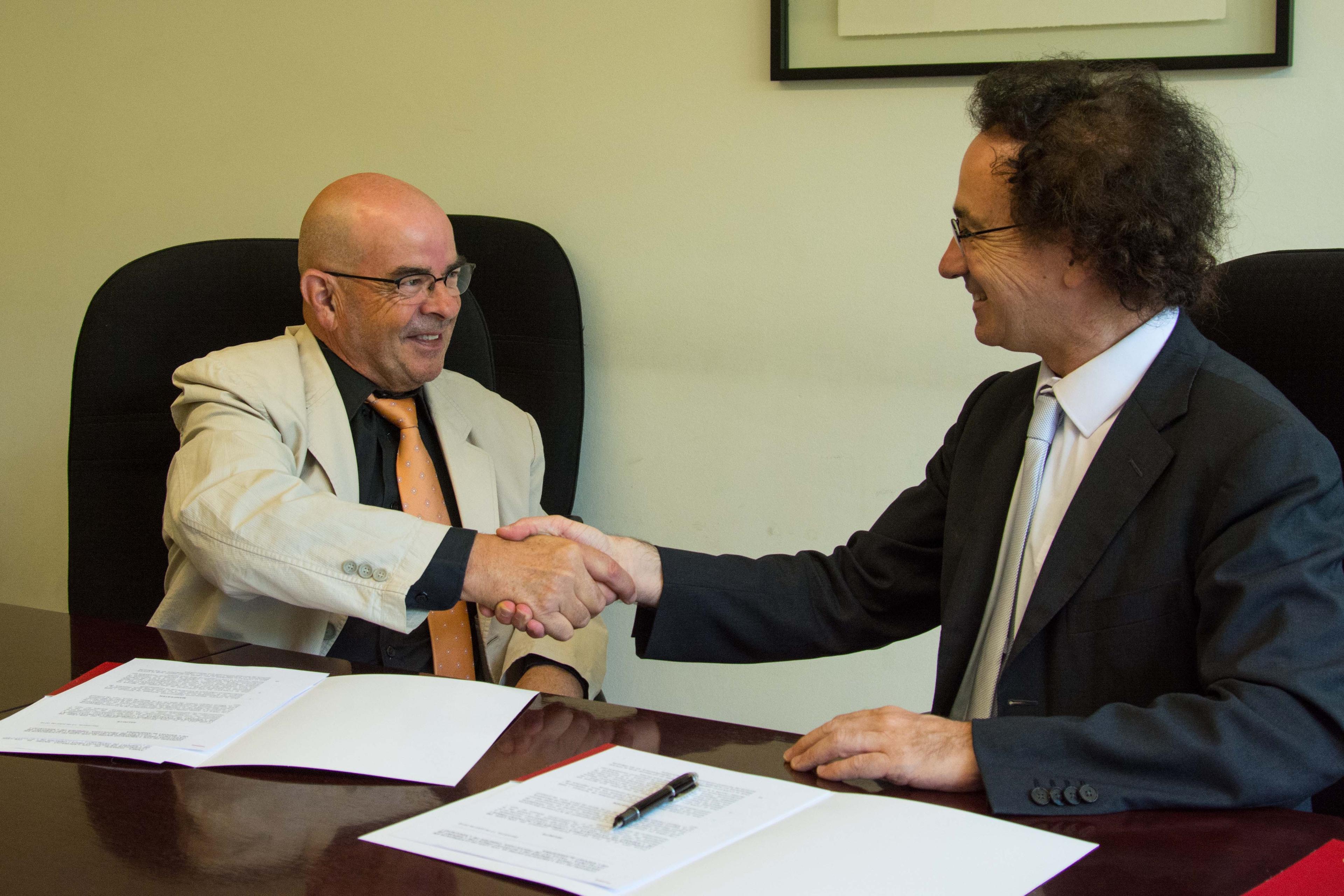 Dr. Josep Gallifa i Sr. Pere Manuel signant el conveni de col·laboració