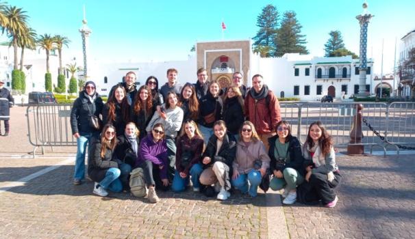 El doctor Lluís Costa, el doctor Alain Blomart i divuit estudiants en un viatge de sensibilització i voluntariat al Marroc.