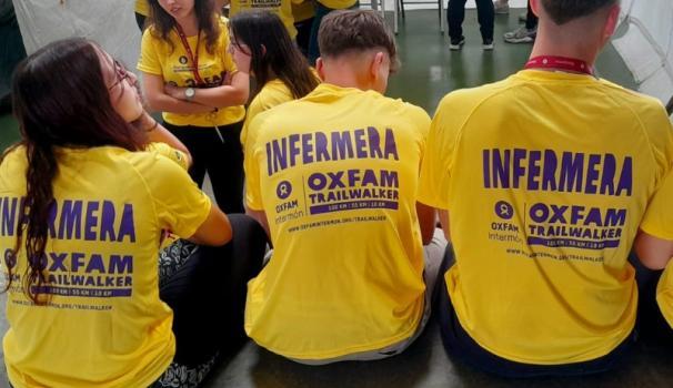 Alumnes d'infermeria fent de voluntaris a la Trailwalker 2023 de Girona, una caminada solidària organitzada per Oxfam Intermón.