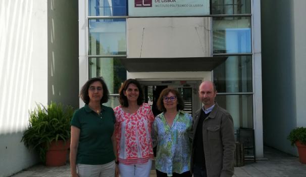Olga Oliver i Anna Cobos, membres del PAS de la Facultat de Ciències de la Salut Blanquerna-URL, davant l'Escola Superior de Tecnologia da Saúde de Lisboa (Portugal) en una visita institucional. 