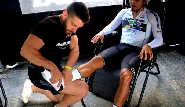 L'Alumni Fernando Aguilera fent un tractament al Campió Panamericà Gerardo Ulloa, de l'equip Massi UCI MTB Team.