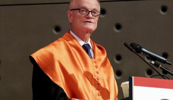 El experto en diplomacia pública James Gregory Payne, investido doctor honoris causa por la URL