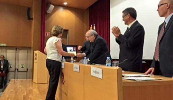 La professora Ann-Marie Holm-Nielsen rep la distinció Jaume Vicens Vives 2015