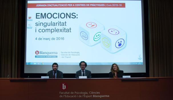 El Dr. Josep Gallifa, degà de la Facultat, el Dr. Sergi Corbella, vicedegà de la Facultat, i la Dra. Olga Herrero, coordinadora de pràctiques de la Facultat