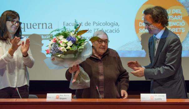 Commemoració Drets dels Infants. La Sra. Núria Gispert i Feliu rep un ram de flors del Dr. Josep Gallifa, Degà de la Facultat