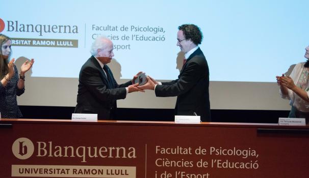 El Dr. Josep Gallifa entrega el Premi Blanquerna Educació al Dr. Octavi Fullat