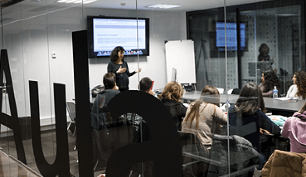 La periodista Samanta Villar ofereix una classe al Màster en Reporterisme Avançat
